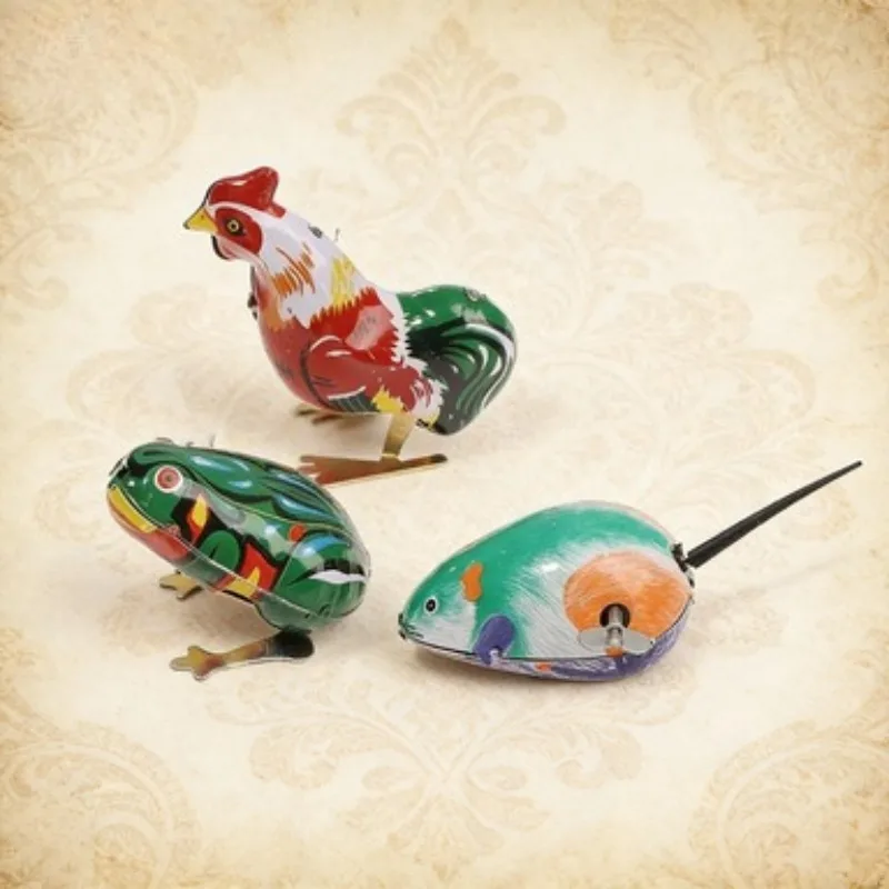 

Винтажная железная игрушка: прыгающие лягушка, мышь, петух — ретро-игра