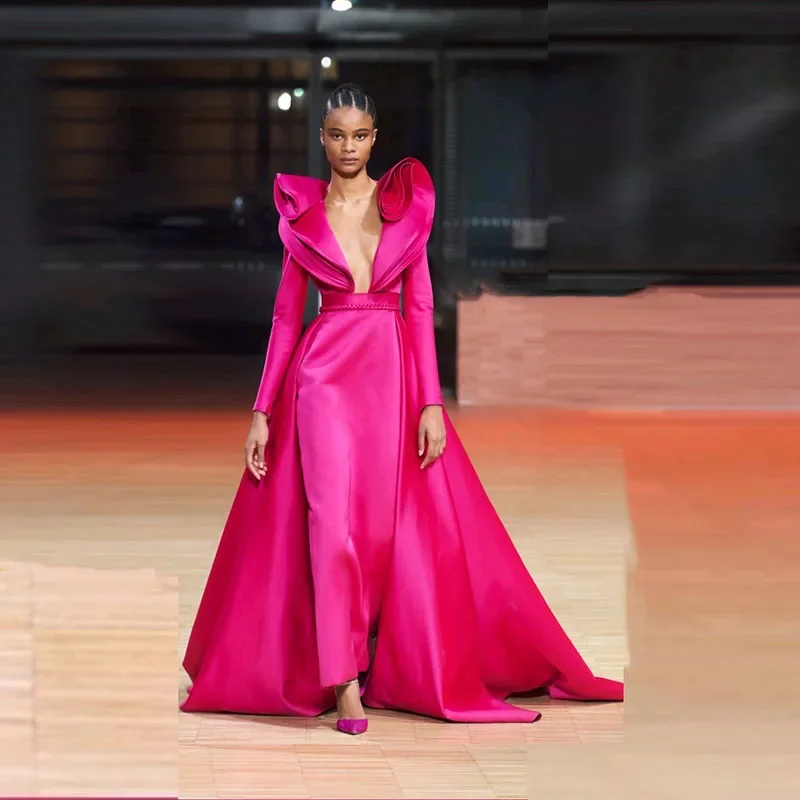 ชุดราตรีงานเลี้ยงอย่างเป็นทางการของซาอุดีอาระเบีย สีชมพูฟูเชีย คอวีลึก แต่งระบาย ทรงเอไลน์ แขนยาว ผ้าซาติน ชายกระโปรงยาวลากพื้น ชุดออกงานพรอม