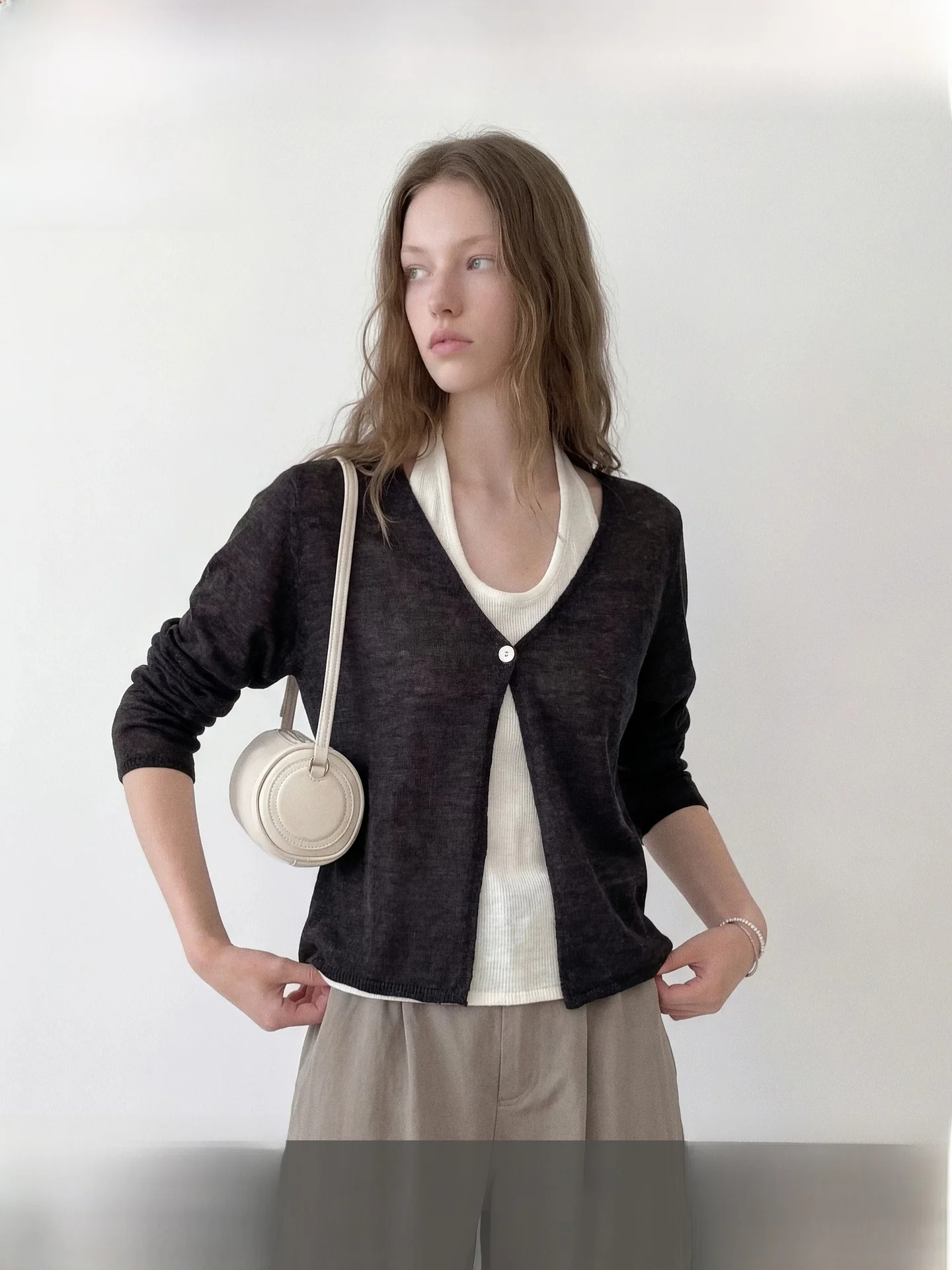 

Fano Lazy Feeling Knitted Sweater Women's Single Button Color Block Neck Hanging Vest Top Summer 2026 Commute Style Short Sleeve