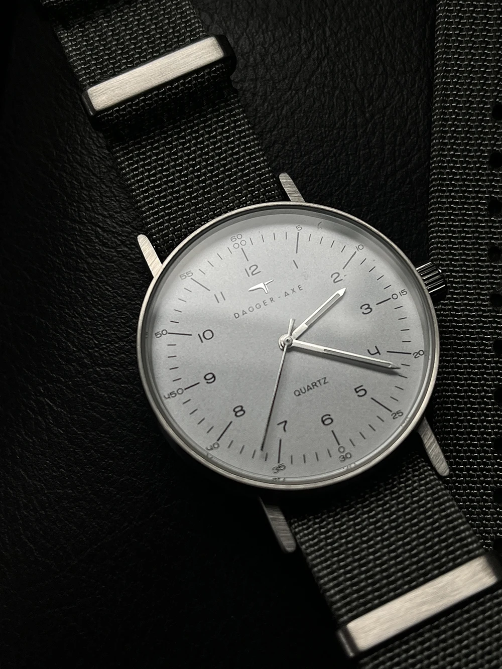 DAGGER-AXE Men Quartz Watch Couple Ladies Wristwatch 30m Waterproof