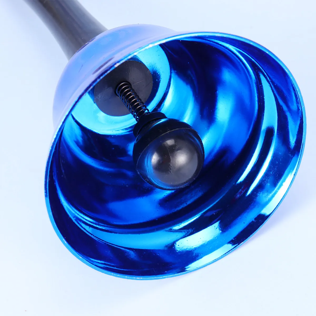 

2 шт. металлические ручные колокольчики, рождественское украшение, 75 мм, эргономичная ручка, громкий и чистый звук, для школы, дома, вечеринок