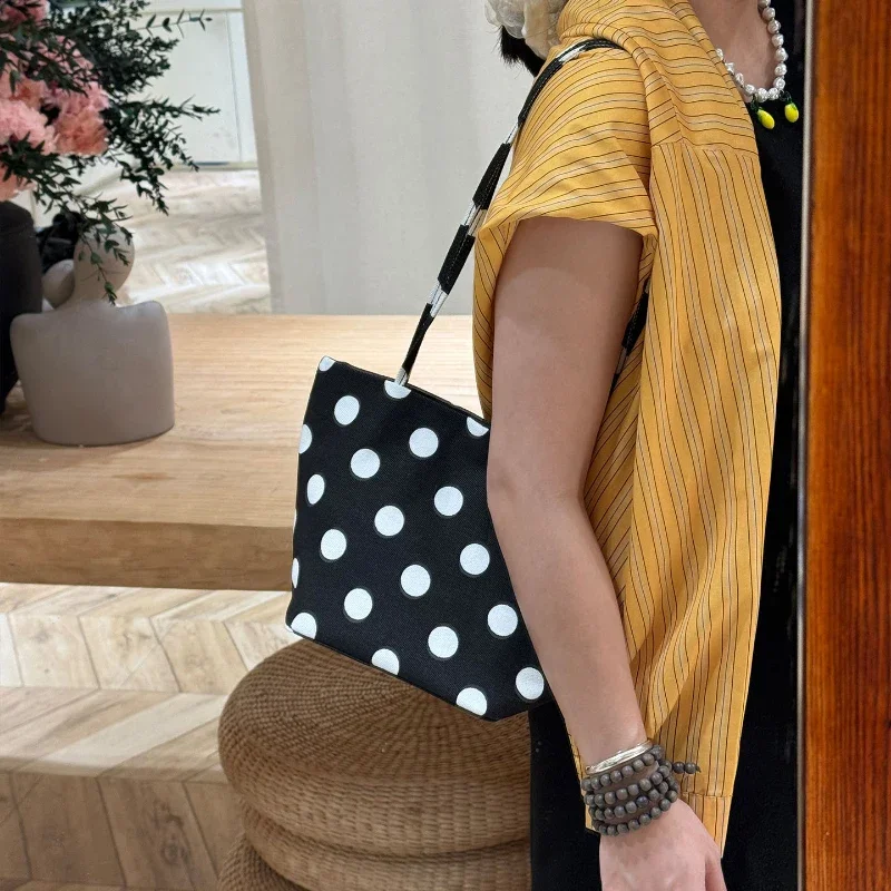 Koreanische Umhängetasche aus Denim-Canvas mit Polka Dots, leichte, lässige, stilvolle Alltagstasche für Damen, Colorblock-Handtasche für den Arbeitsweg – Detail 5