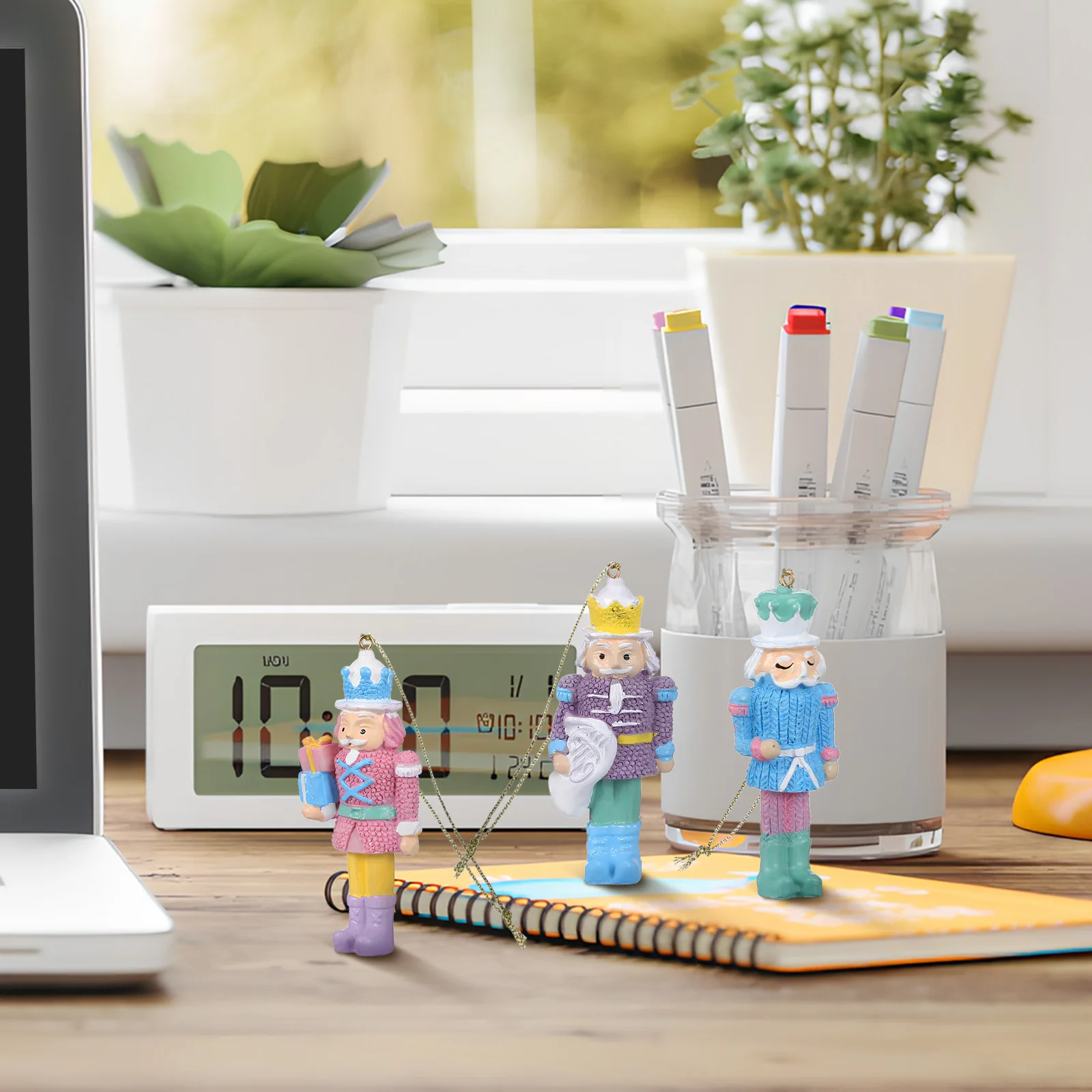 

4Pcs Resin Nutcracker Ornaments Charming Christmas Decor Easy to Hang Compact Holiday Figurines Nutcracker Ornaments