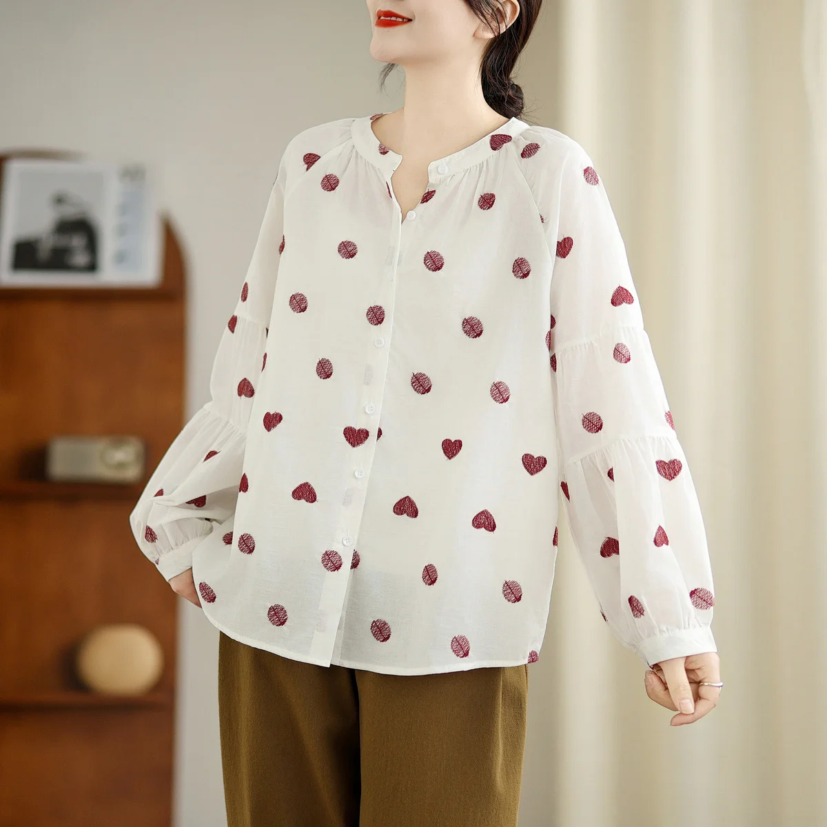 バスト 118 センチメートル大きいサイズの女性のエレガントなシャツ秋服女性純粋な綿ハート型刺繍オーバーサイズシャツ
