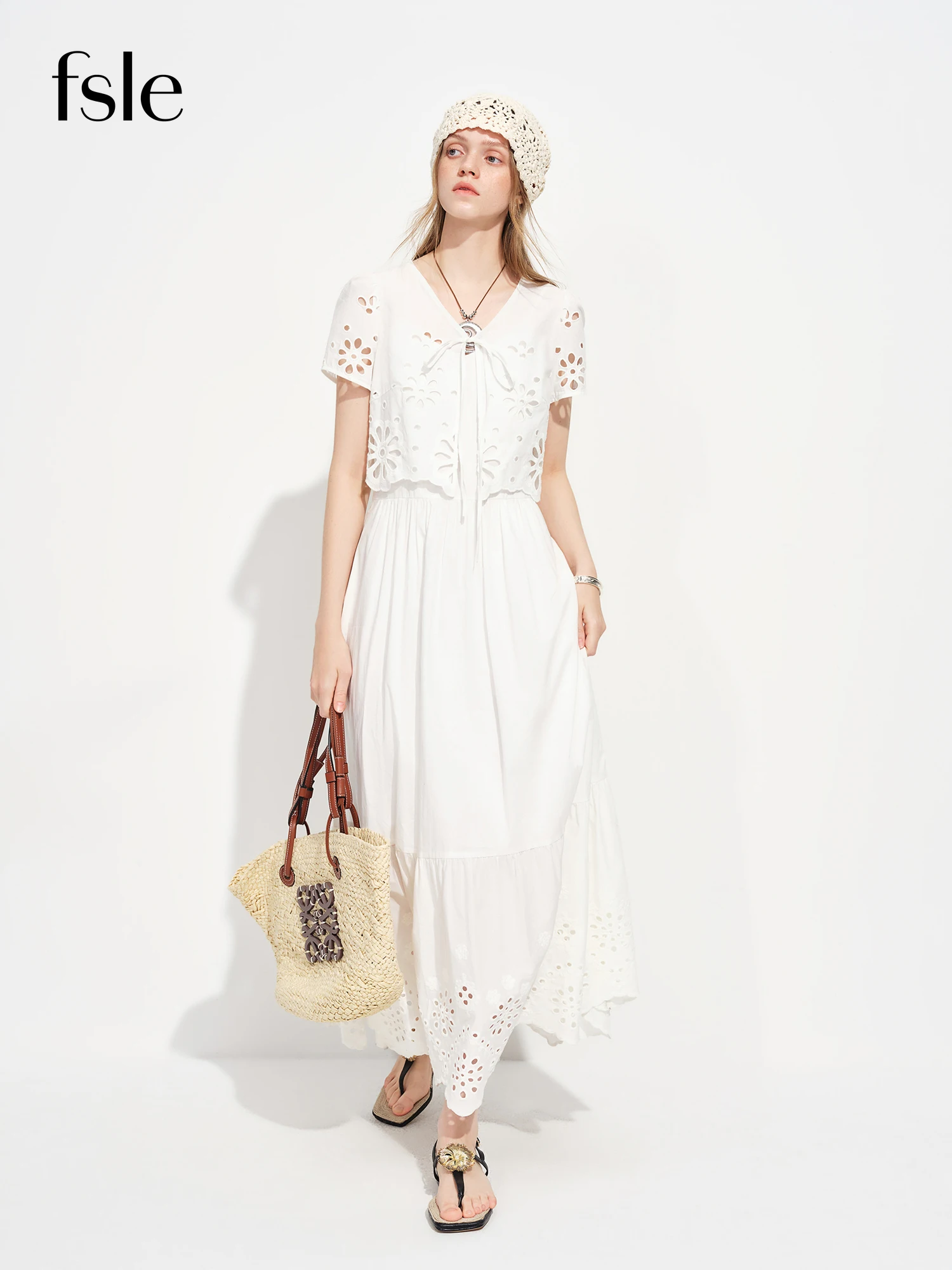 

FSLE 2026 Весенний женский белый комплект из двух предметов: футболка с кружевной отделкой и вышивкой, платье-комбинация, мягкий романтический образ в стиле кокетка, элегантный наряд