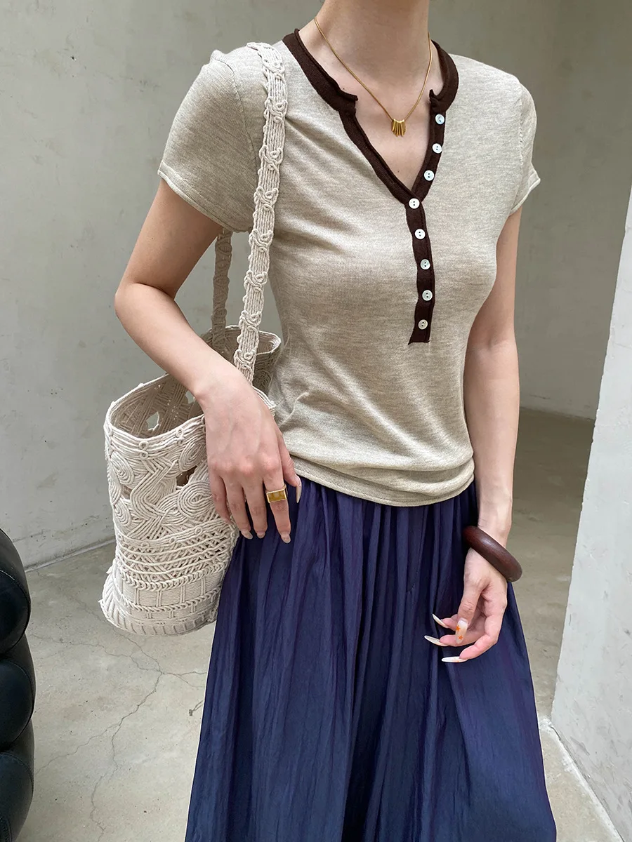 Sommerliches, modisches Damen-T-Shirt mit Knöpfen, V-Ausschnitt, kurzen Ärmeln und schmaler Passform aus Strick. – Detail 18