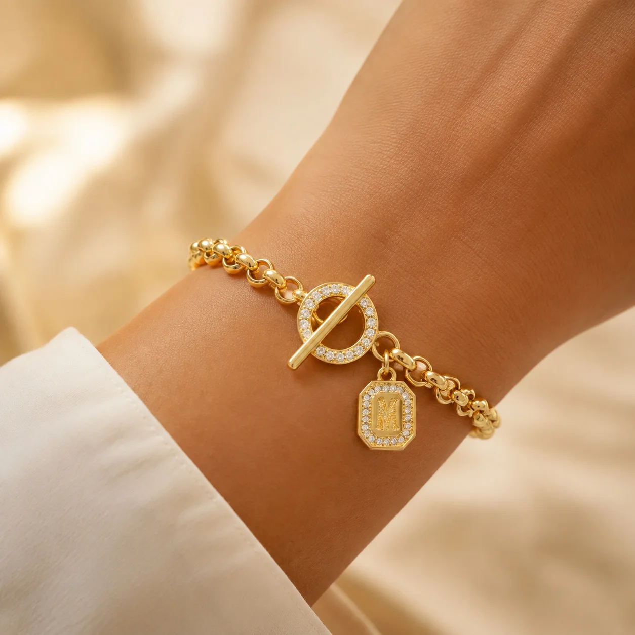 Vergoldete Personalisierte Initialen-Charm-Armbänder für Damen und Herren mit Kubischem Zirkonia und Knebelverschluss - Schmuckgeschenk für den Alltag – Detail 1