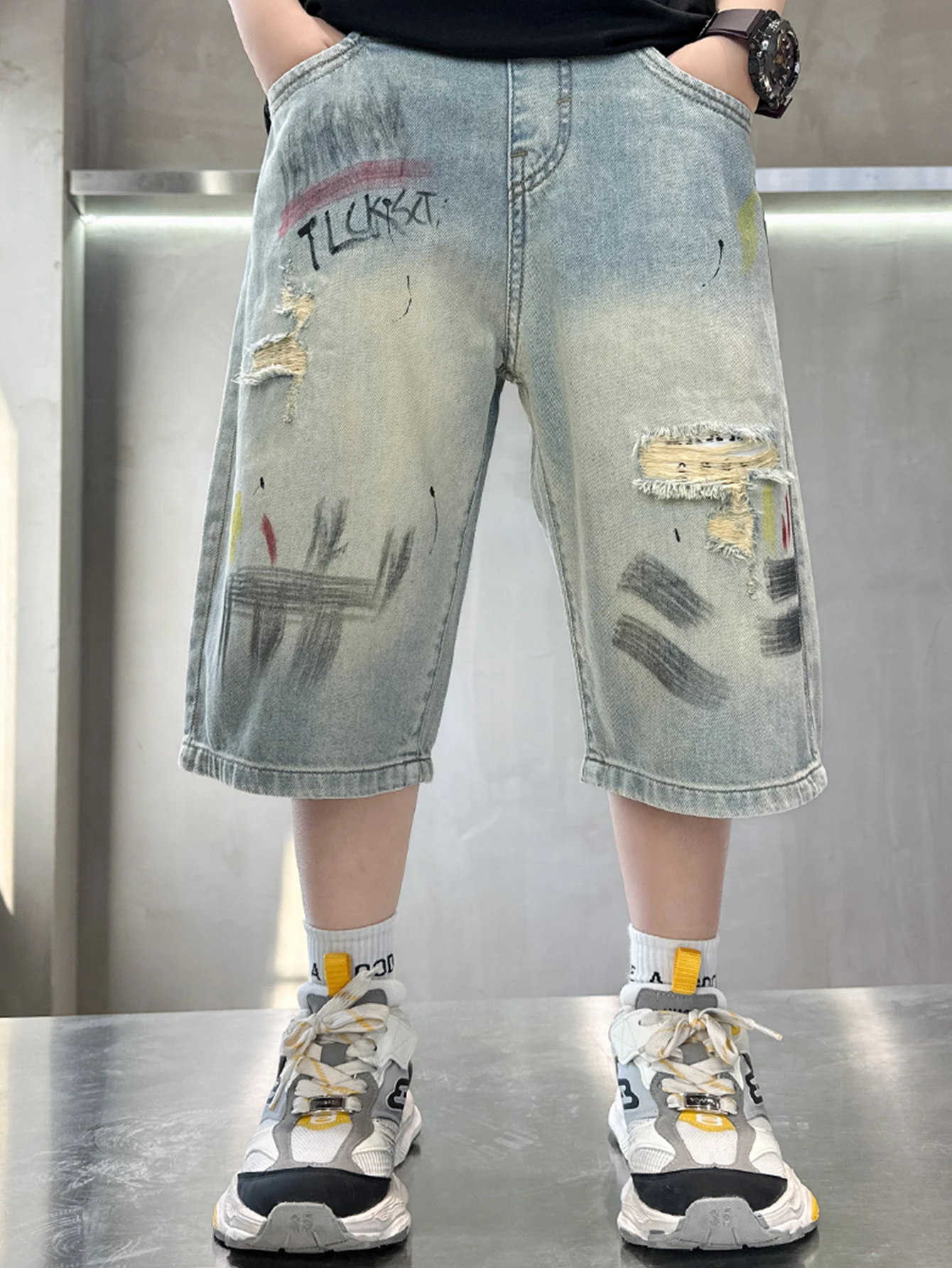 

Цветные Рваные джинсовые шорты с распылителем для мальчиков