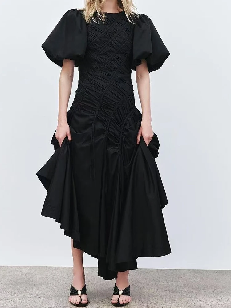 שמלת קיץ חדשה בסגנון רטרו לקיץ 2025, עם מחשוף עגול, שרוולי פוף, פליסה, חגורת מותן, חצאית ארוכה בצורת אות A, פנדולום בלתי סדיר, צמודה ומחמיאה