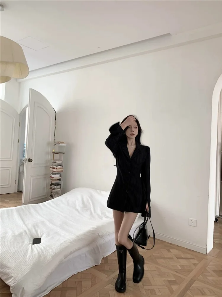 2026 New Fall Women's Black Striped Long Sleeve Shirt Elegant Slim Fit Waist Trimming Bodycon Midi Length Casual Top