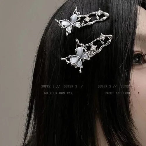 Imagen 2 del producto Y2K-horquilla de Metal líquido Irregular para mujer, pinzas para el cabello con circonita de mariposa, accesorios para el cabello para niña, moda plateada y azul, nuevo
