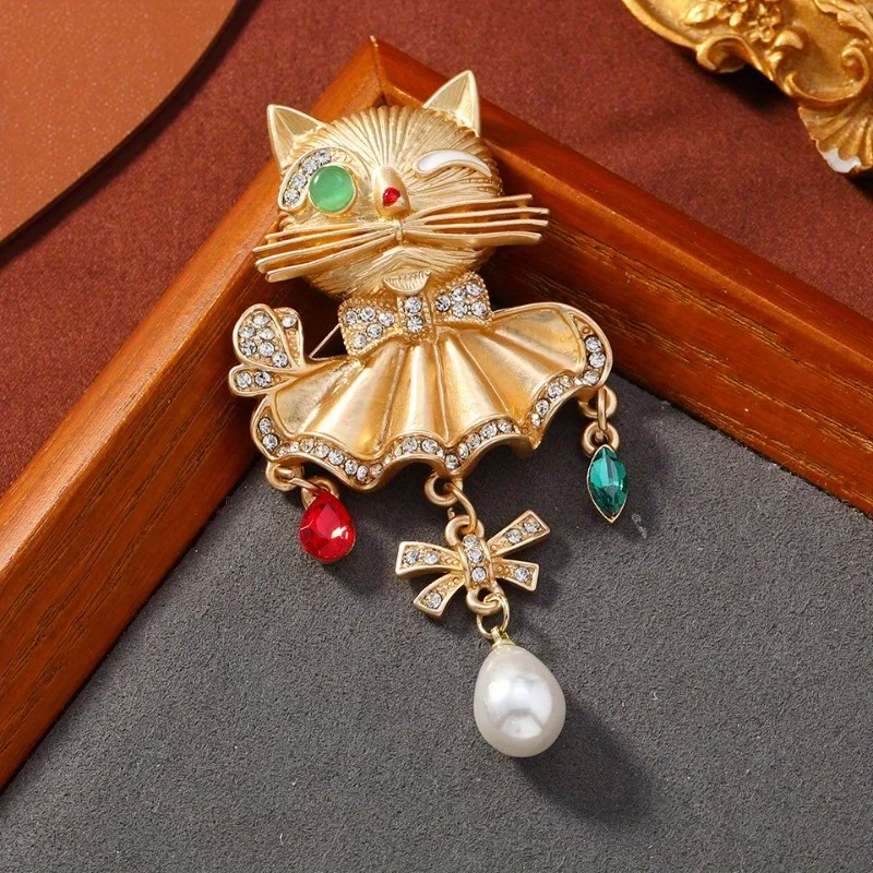 Creative matte gold cartoon big tail cat brooch cute summer cardigan shawl anti-glare animal pin accessories