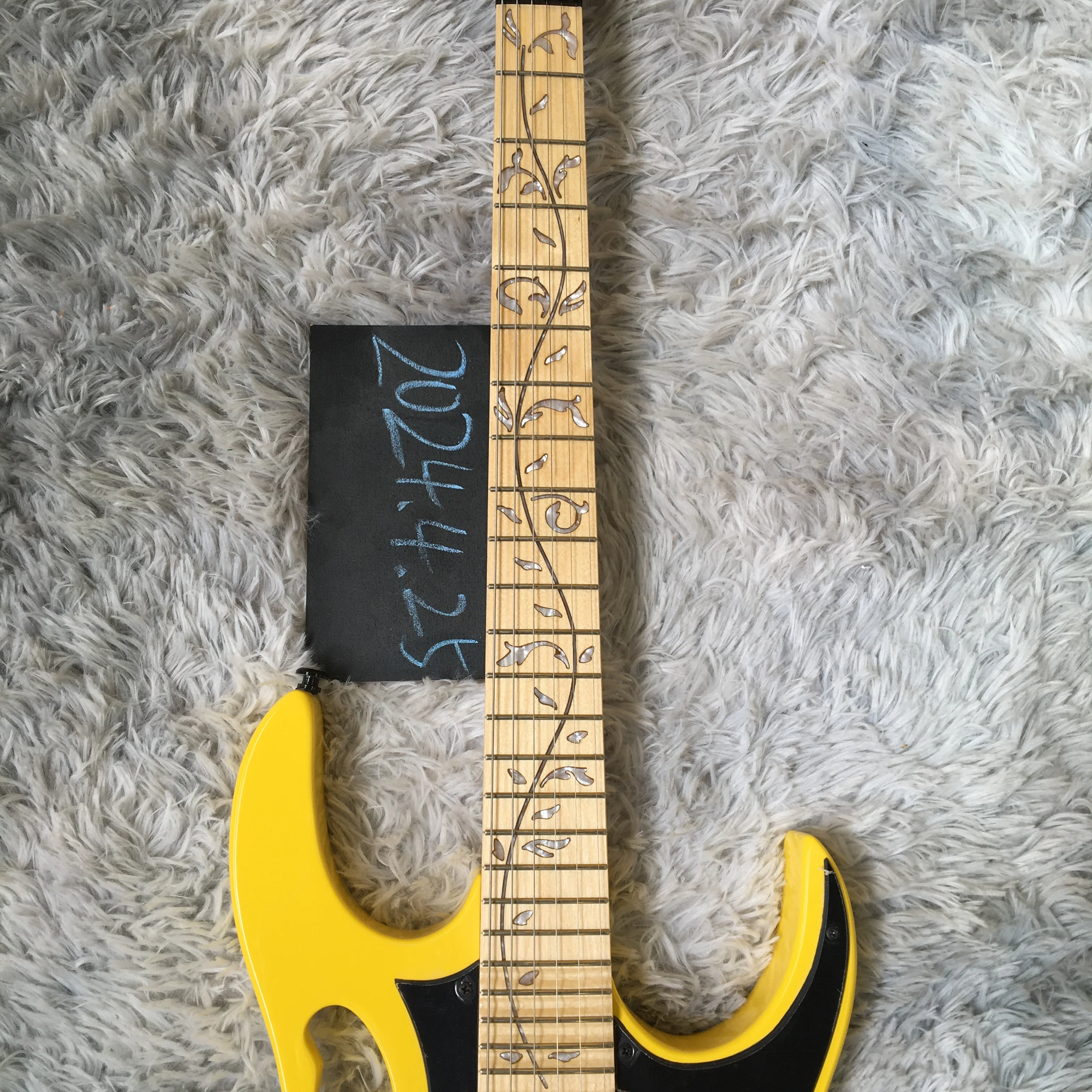 Guitarra eléctrica de Arce, instrumento de 6 cuerdas, color amarillo, hardware negro personalizado, buena calidad, gran oferta