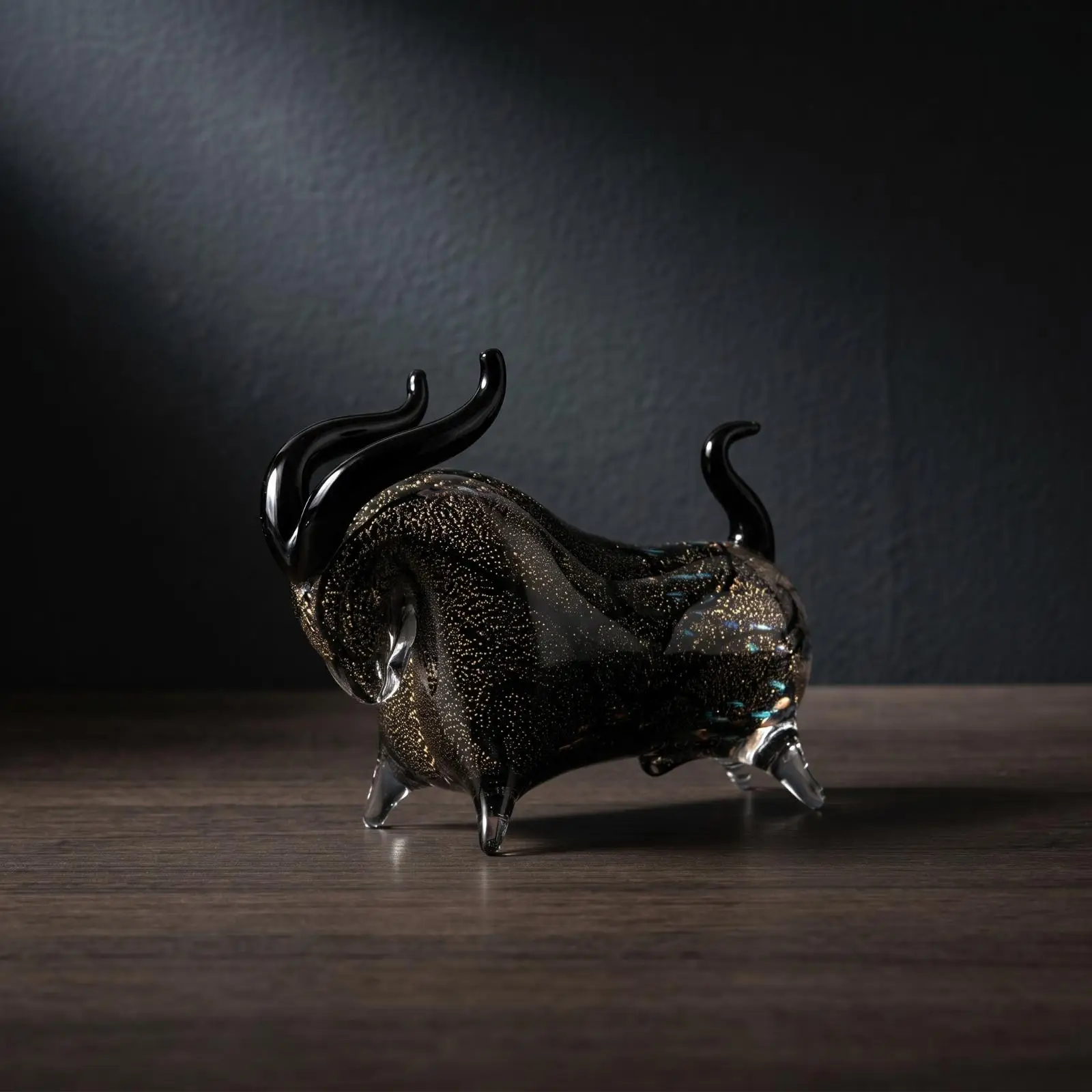 Glass Bovine Tabletop Bull Ornament Sculptural Sculpture for Homeowners, Art Collectors, Living Room, Office, Bookshelf