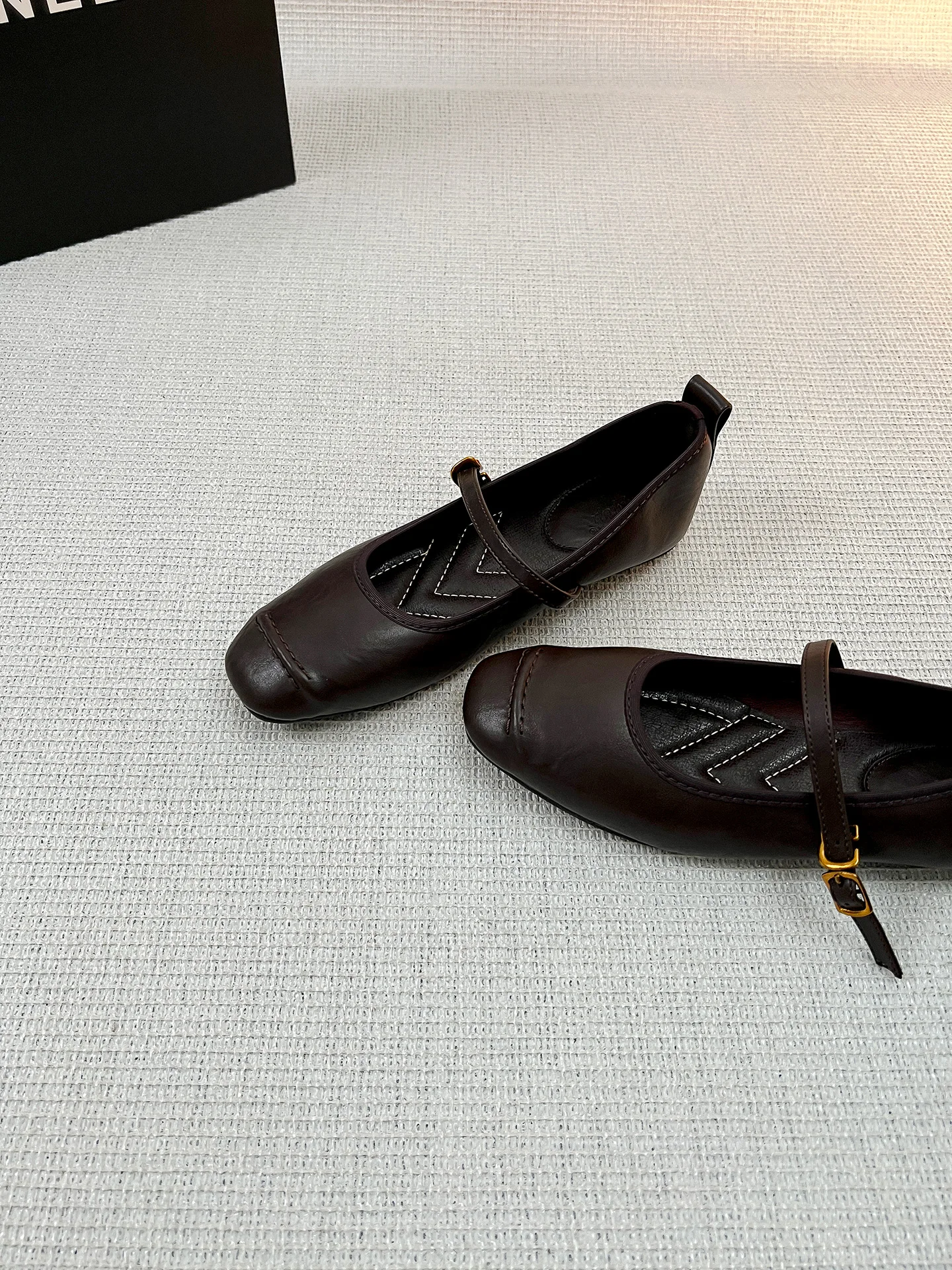 ultra-soft-leather-mary-jane-ballet-flats-round-toe-women's-shoes-commute-style-buckle-closure-fashionable-flat-heels