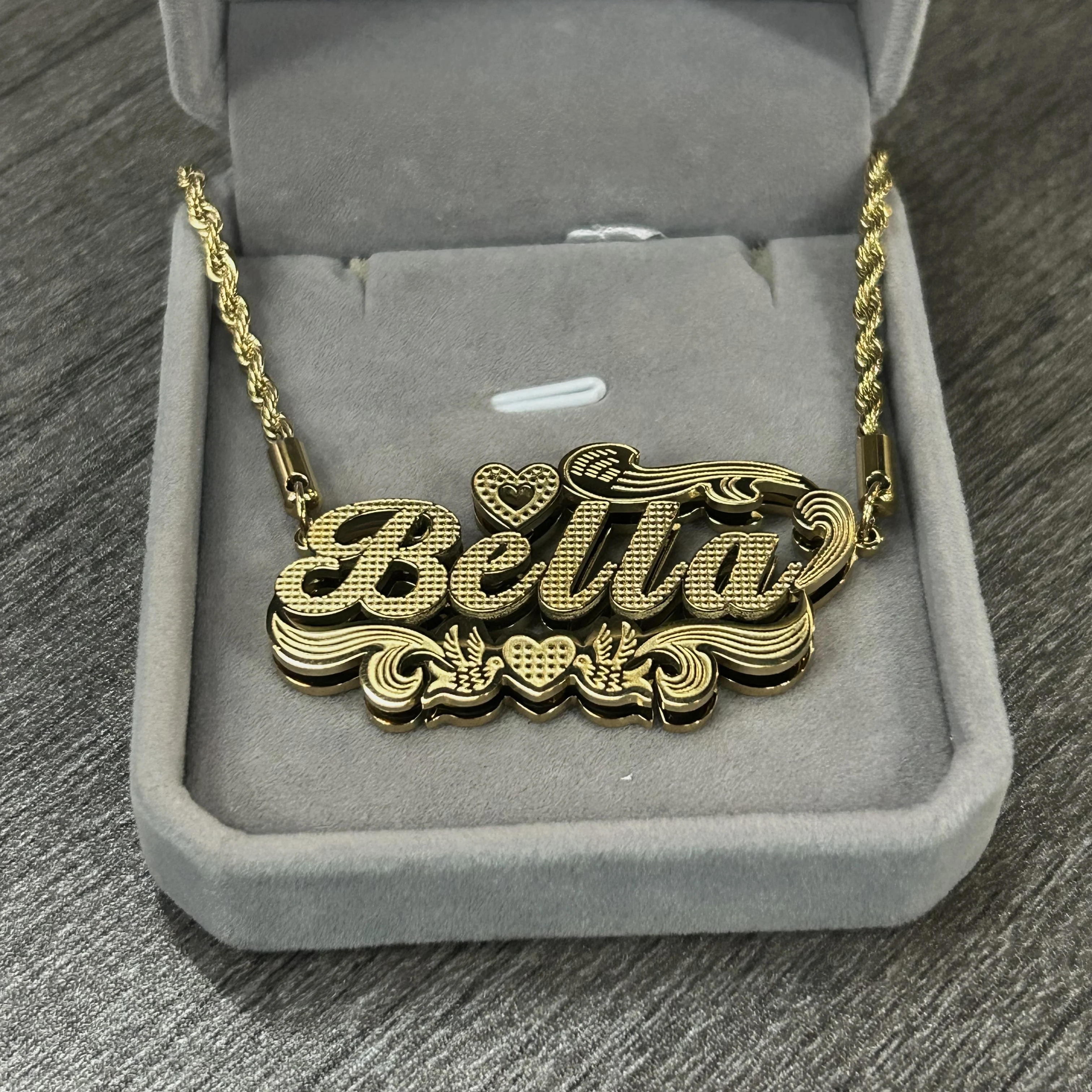 

DHQH 2026 Новое эксклюзивное персонализированное ожерелье с именем, кулон с узором и инициалами — лучший выбор для праздничных подарков