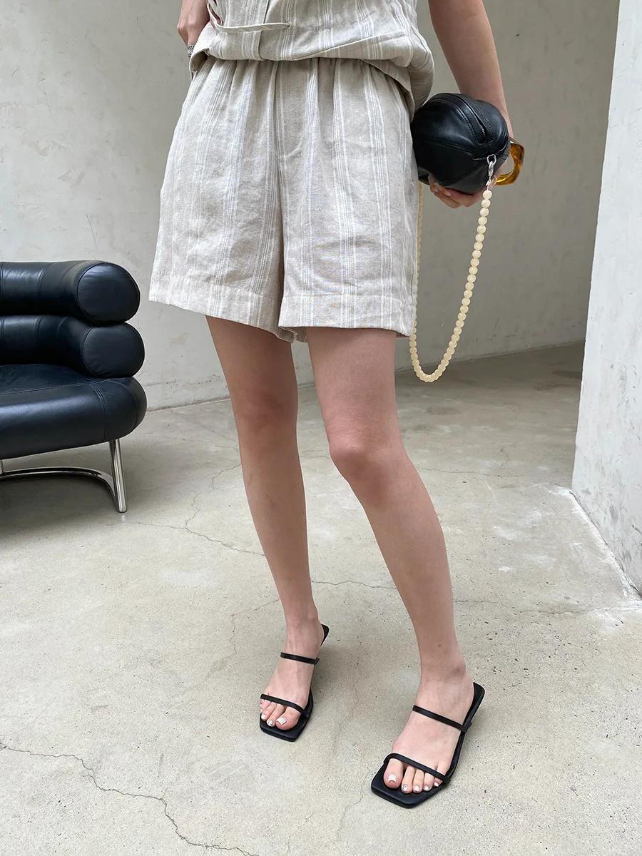 Sommerliches Damen-Set aus ärmelloser Weste und Shorts in unifarbenem Design mit Kordelzug an der Taille und Taschen, Rundhalsausschnitt. – Detail 4