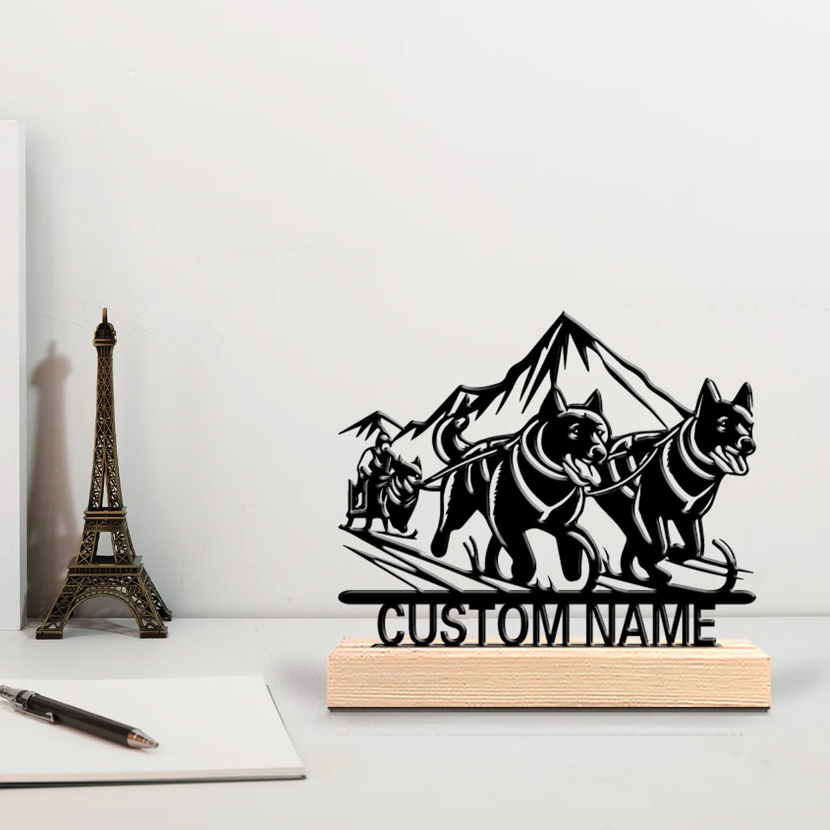 1 pièce Statue en fer simple de chien traînant la traîneau, avec texte personnalisé, base en bois, pour table de chambre