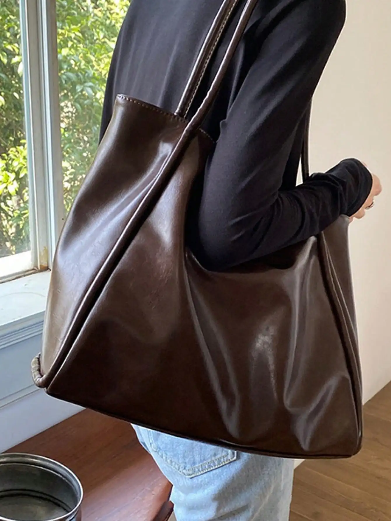 2024 new soft leather large capacity tote bag with a niche design for handheld use, single shoulder underarm bag for class and c