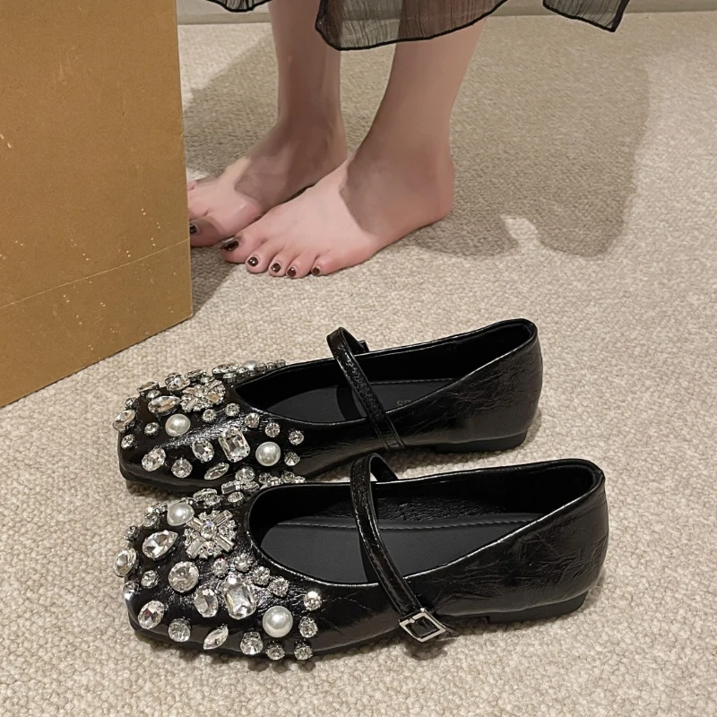 

2025 г. Женские туфли на плоской подошве. Туфли Мэри Джейн в сказочном стиле с блестками. Базовые туфли Мэри Джейн на низком каблуке со стразами. Туфли-лодочки на низком каблуке с квадратным носком.