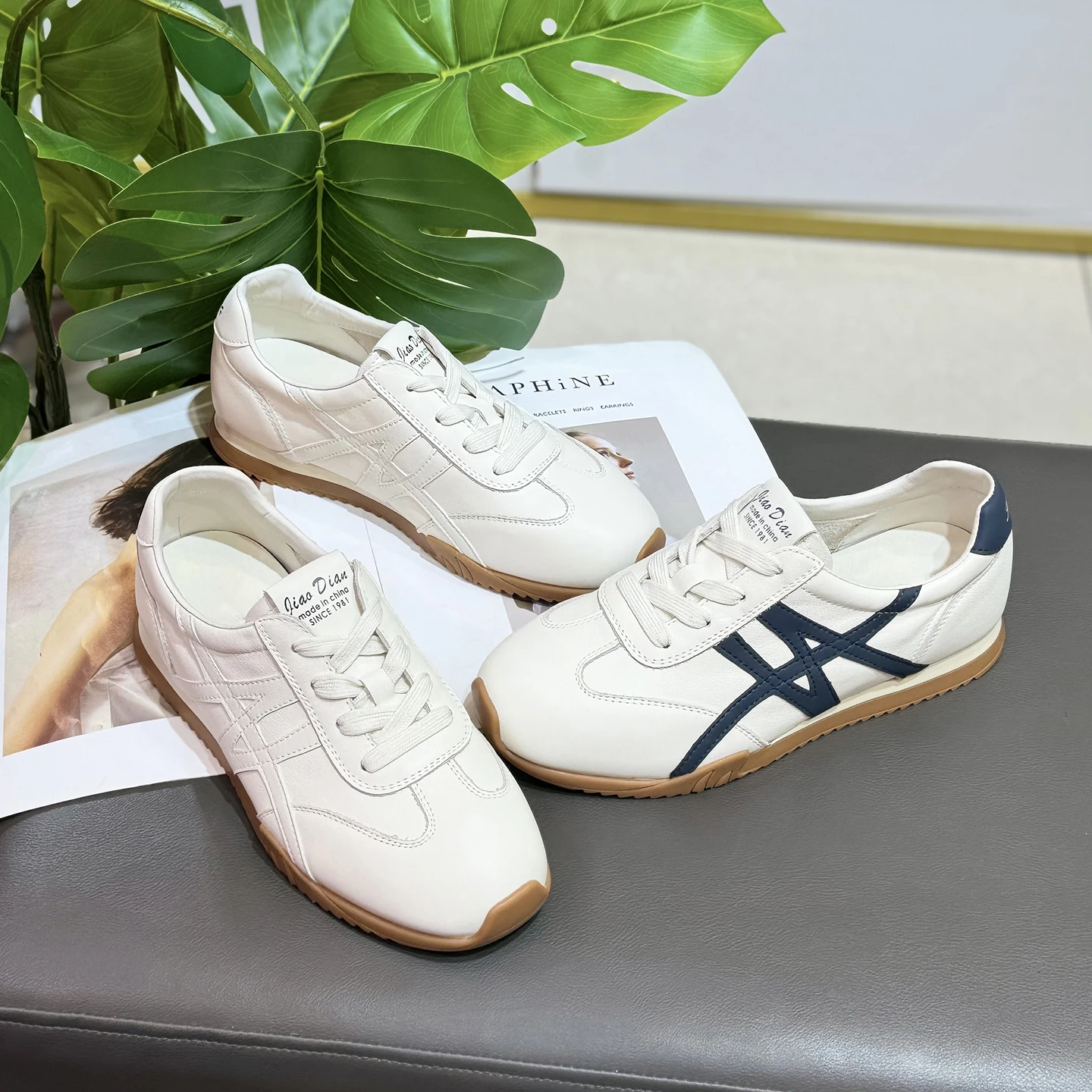 

Comfortable Large Love Cowhide Flat Bot Laced Deqin oes Casual Sports oes Versatile European Sle White Sneakers