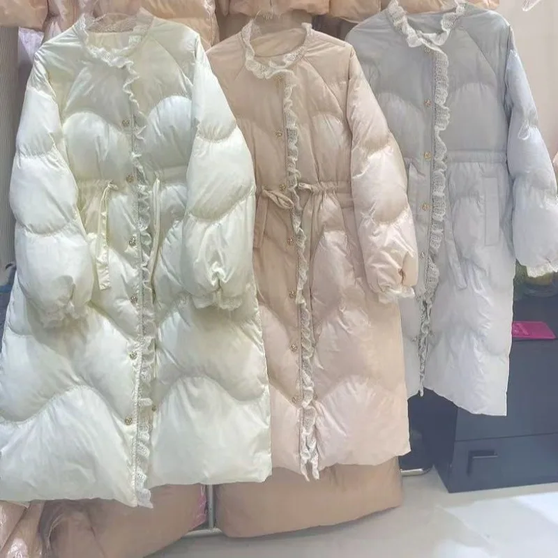 

Этот модный и теплый пальто с очаровательным светским дизайном. Свободный длинный кружевной дизайн с рюшами. Молодежный модный пуховик.