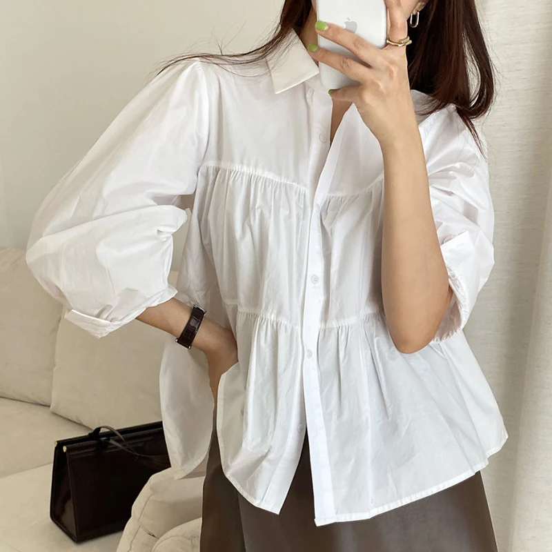 قميص نسائي أنيق بياقة بولو وأكمام منتفخة، تصميم فضفاض مع طيات وتفاصيل متداخلة، زر واحد، قمة عصرية بأسلوب كوري #4