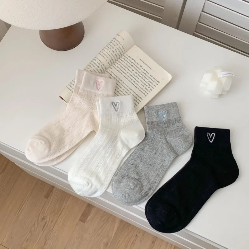 1/4 Paar Frühling Sommer Neue Lässige Komfort-Kurzsocken für Damen, Atmungsaktive Netzstrümpfe mit Herz-Stickerei, Einfarbige Modische Socken