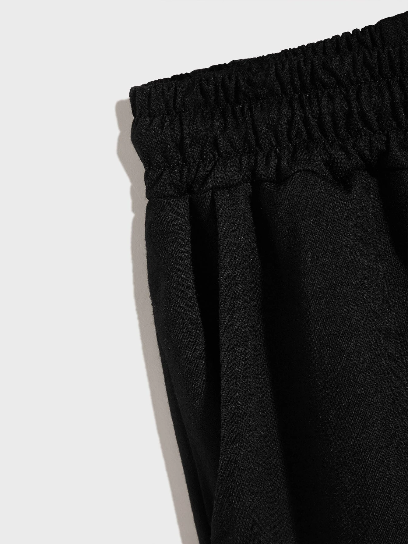 شورت رياضي رجالي برباط الخصر بلون سادة، شورت كاجوال ومريح بنمط أساسي أسود مناسب لجميع المواسم