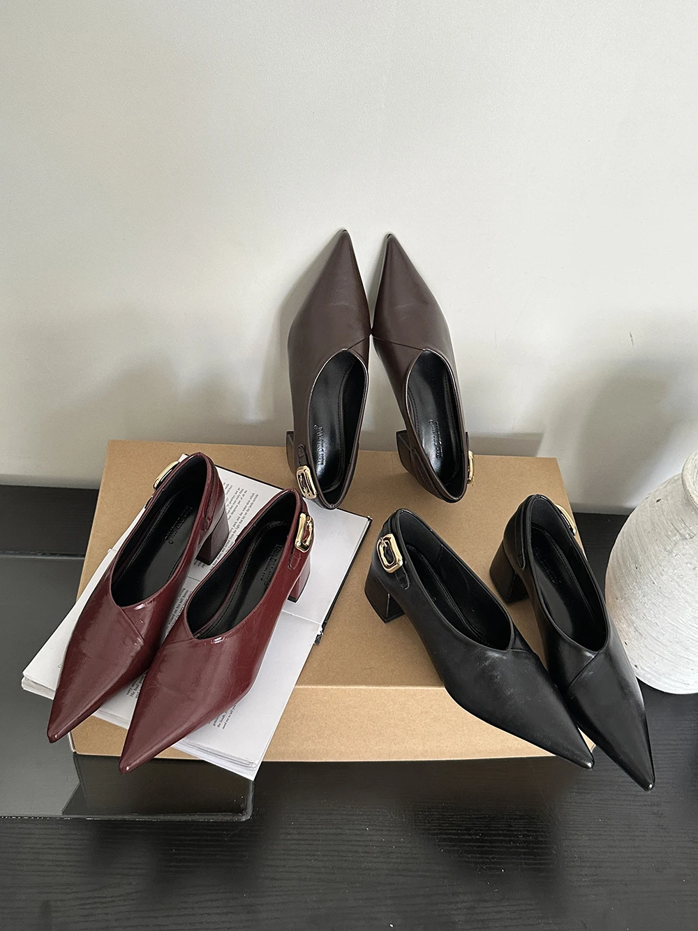 Black Brown Red Women Pumps Pointed Toe Flat Mid Heels Rivet Belt Design Shallow Slip On Office Party Pumps Nightclub Party Pump