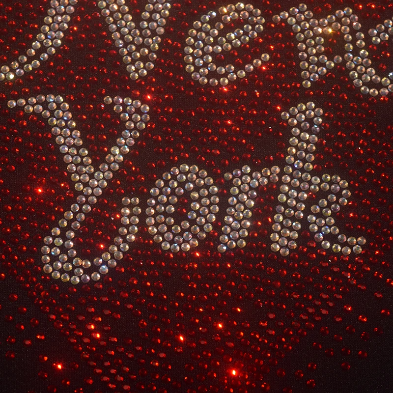 يتم استيراد أنماط إبداعية على شكل قلب من الماس عالي الجودة على الخارج من السترات والقمصان والقلائد والجينز