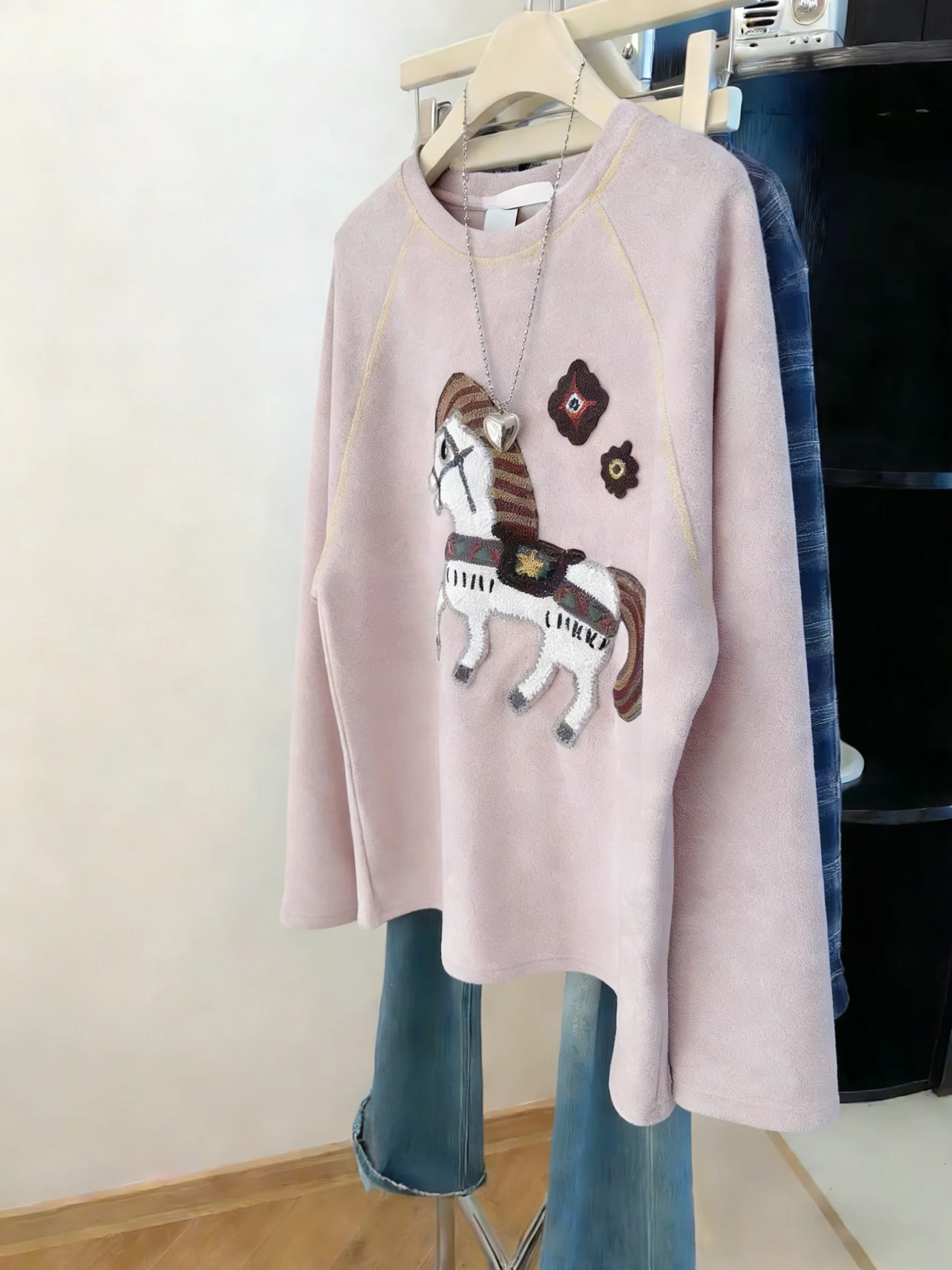 

Розовый свитшот с длинными рукавами для женщин, модный тренд весны и осени, свободный крой, утягивающий силуэт, с мультяшным принтом, повседневный, с круглым вырезом