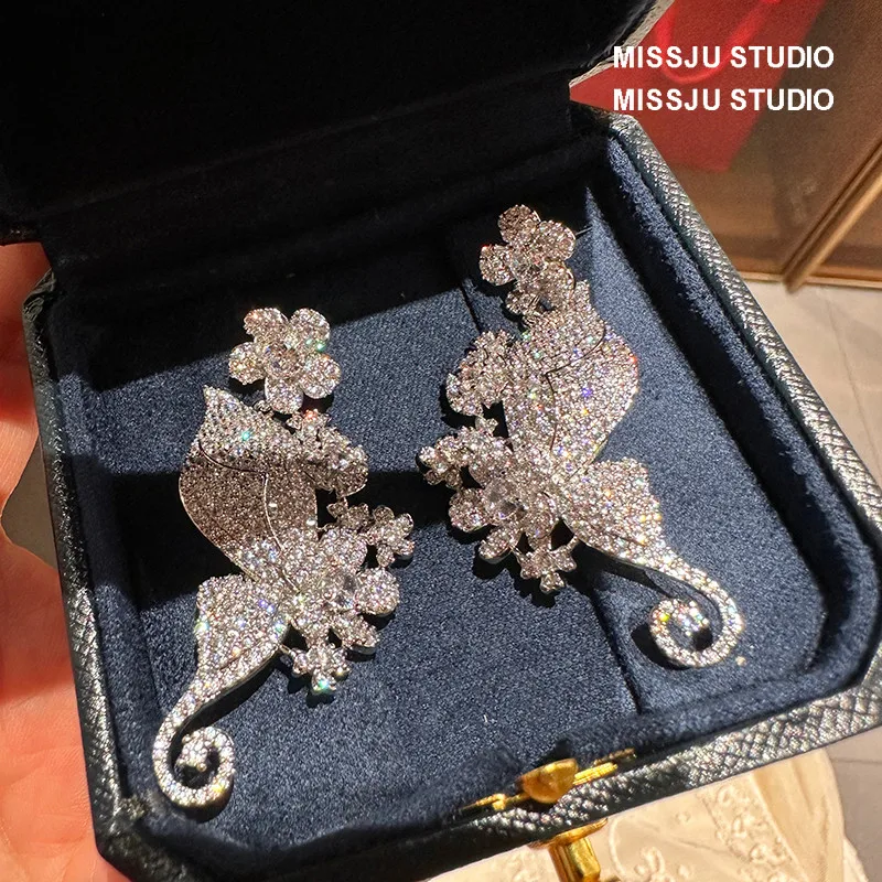 

Модные роскошные серьги с кисточками и изысканным темпераментом