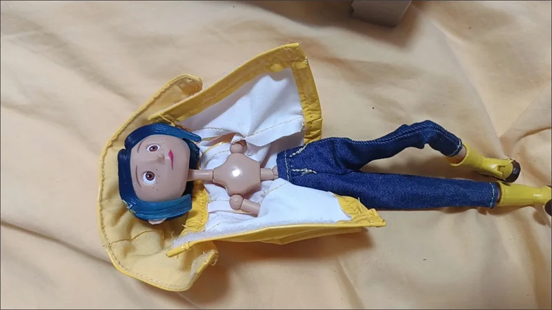 NECA Coraline Puppe Anime Gelenkfigur Der Geheime Regenmantel Pullover In Gestreiftes Hemd Spielzeug LA Mädchen Dekoration Modell Spielzeug Geschenke – Detail 3