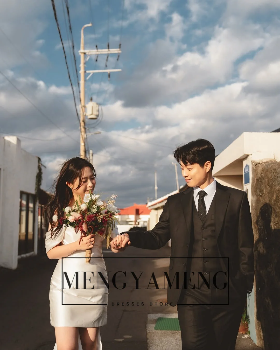 Zhuishu mini vestidos de casamento coreano sessão de fotos personalizado fora do ombro cetim vestido de noiva curto simples noiva auto casamento