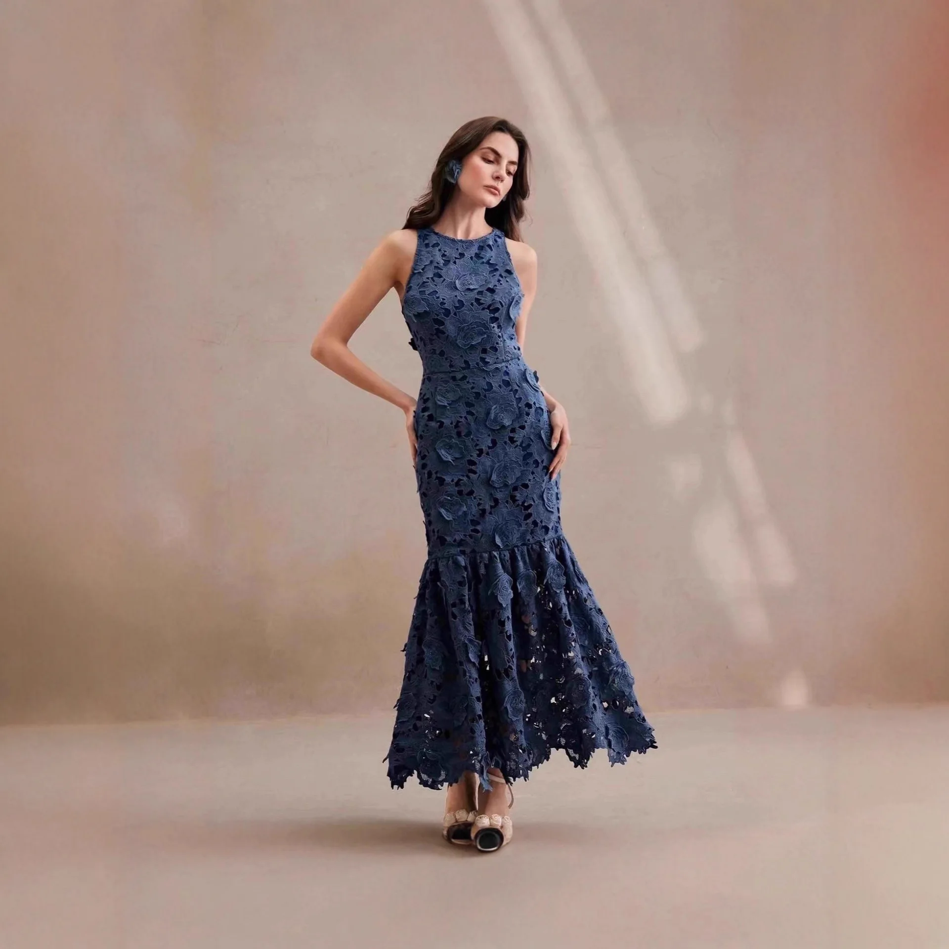 Elegant Round-neck Long with Fashionable Elegant Design, Featuring A Fitted Waist for Slimming Effect, and Sleeveless Dress