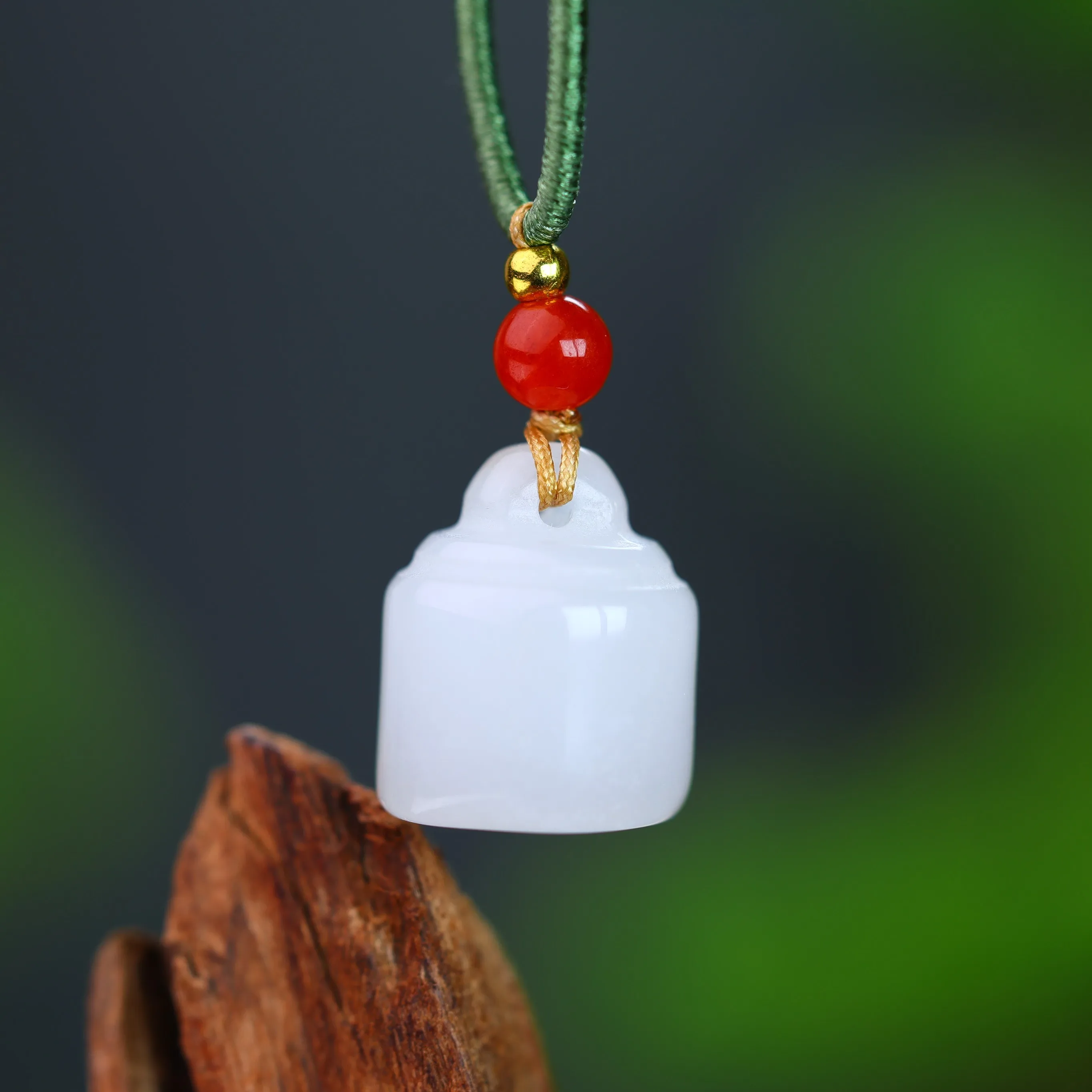 

Изысканный нефритовый кулон с золотой нитью, символизирует удовлетворенность и удовлетворенность. Это идеальный подарок для семьи.