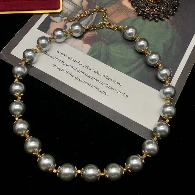 Colares de gargantilha em camadas com pérolas de vidro cinza