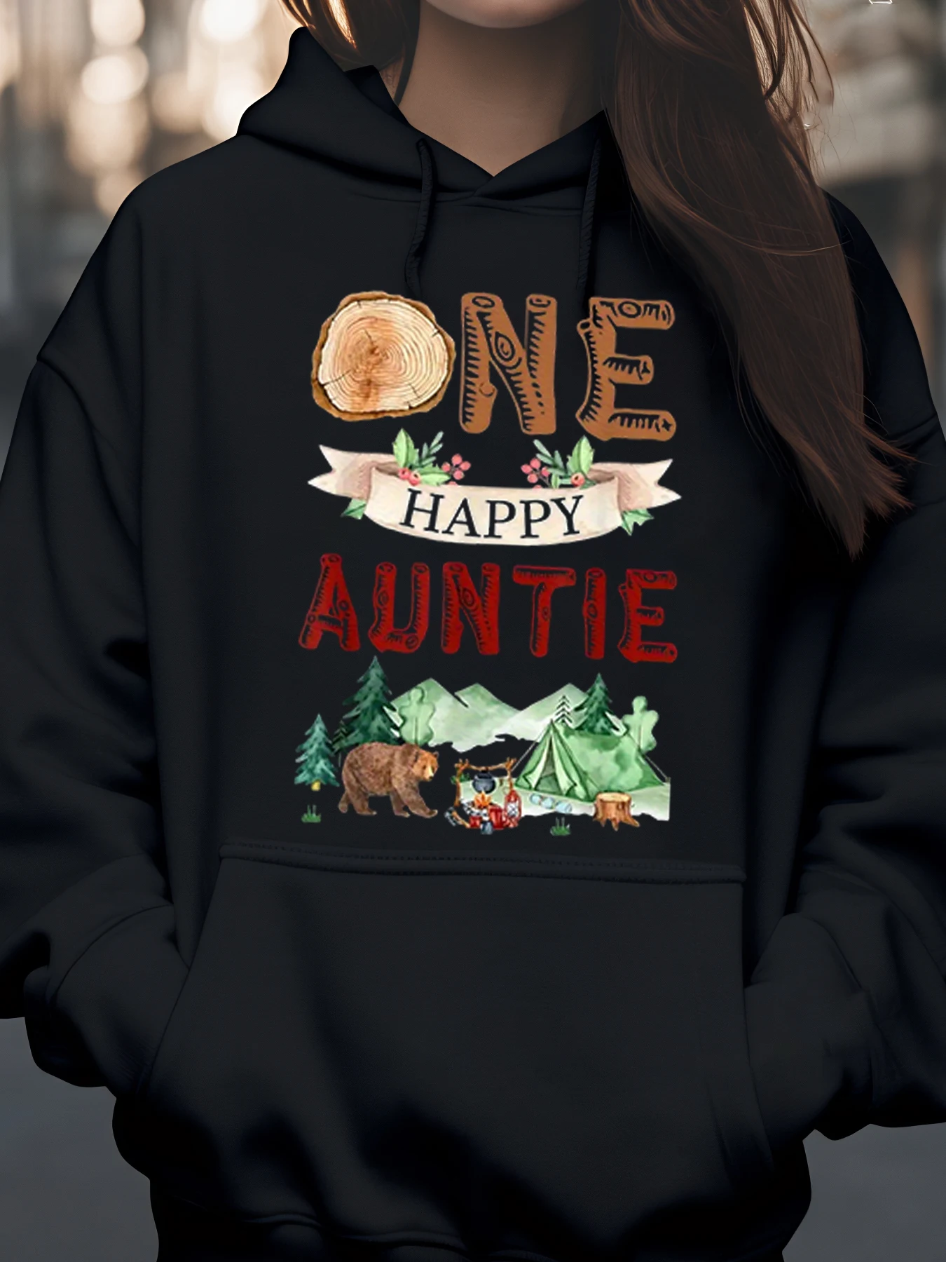 Bluza z kapturem z nadrukiem Woodland One Happy Auntie Camping, jesienna odzież damska na co dzień, idealna na wyjścia na zewnątrz.