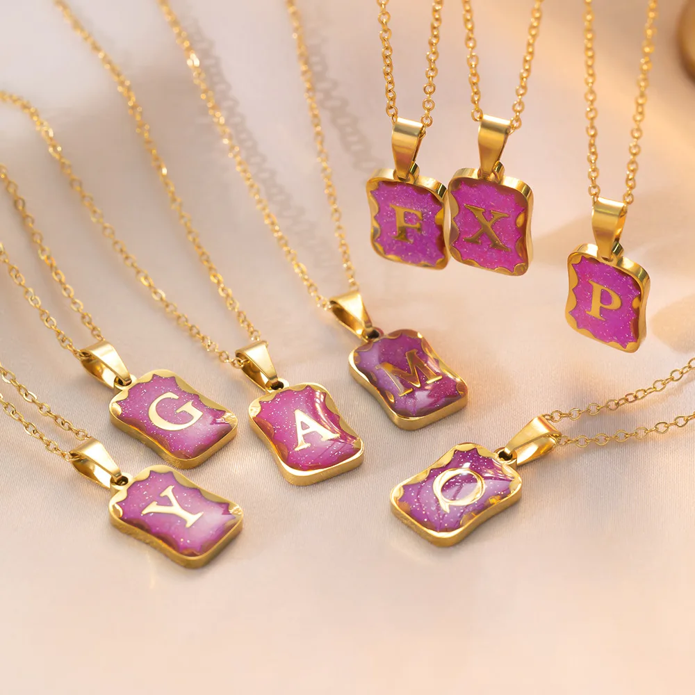 قلادة أولية بحروف إنجليزية مطلية بالذهب عيار 18 قيراط من الفولاذ المقاوم للصدأ بحروف مربعة للنساء