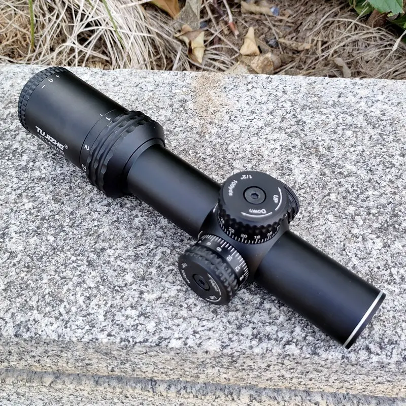 Immagine 4: Mirino ultra-compatto VT1-5x24IR, ingrandimento 1-5x, ampio campo visivo, reticolo illuminato rosso e verde per differenziazione dei punti di mira.