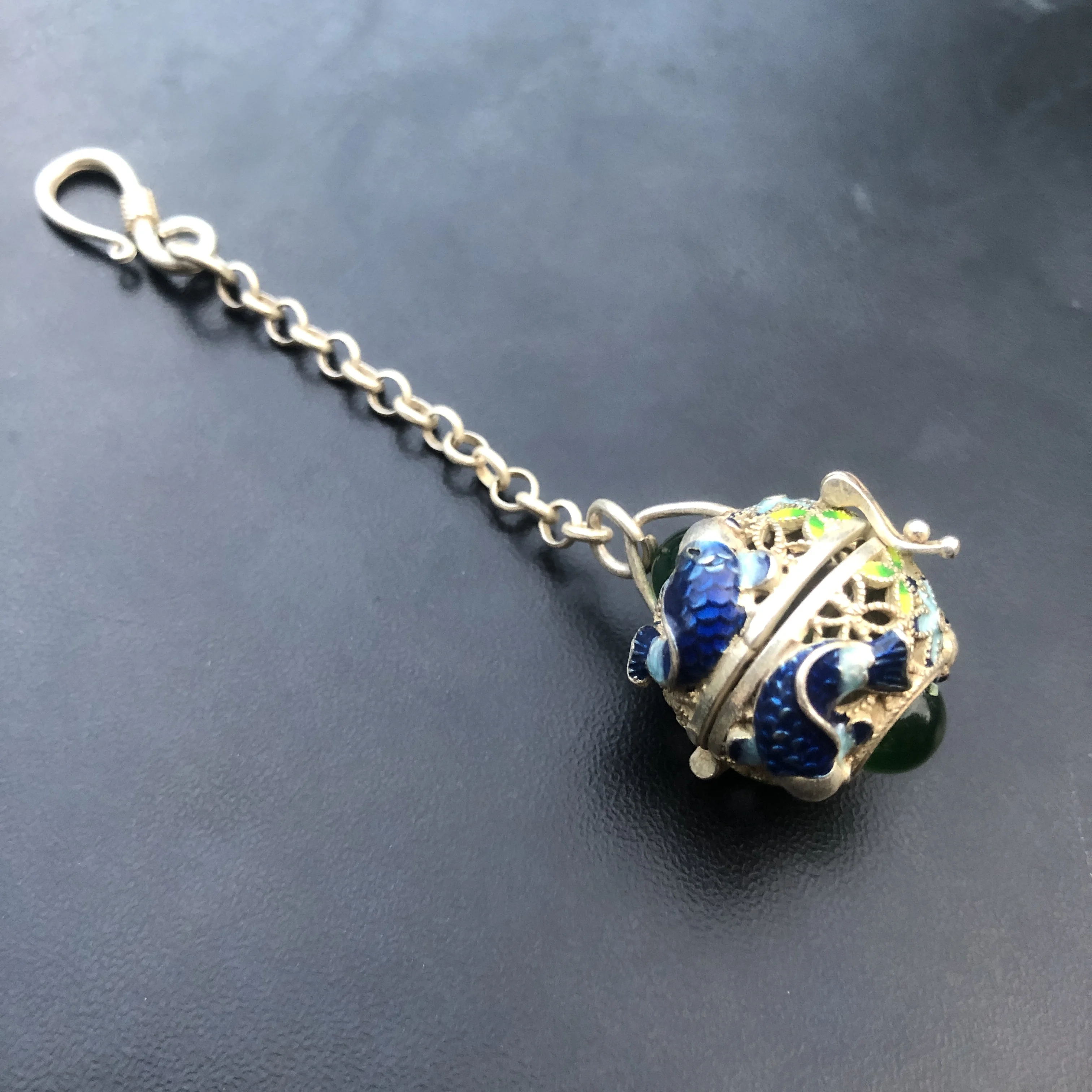 Aroma Bead Sachet - ヴィンテージチベットシルバー製クロアソンヌアロマロケットペンダント、中空の魚のエナメル彫刻、緑の象嵌ビーズ、携帯用香り袋ボックス