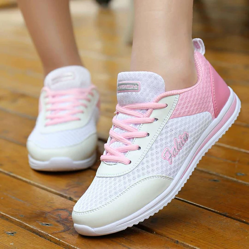 2025 Nuove sneakers da donna Moda traspirante Walking Sneakers taglie forti Donna Tessuto a rete Lace Up Calzature femminili Scarpe da donna