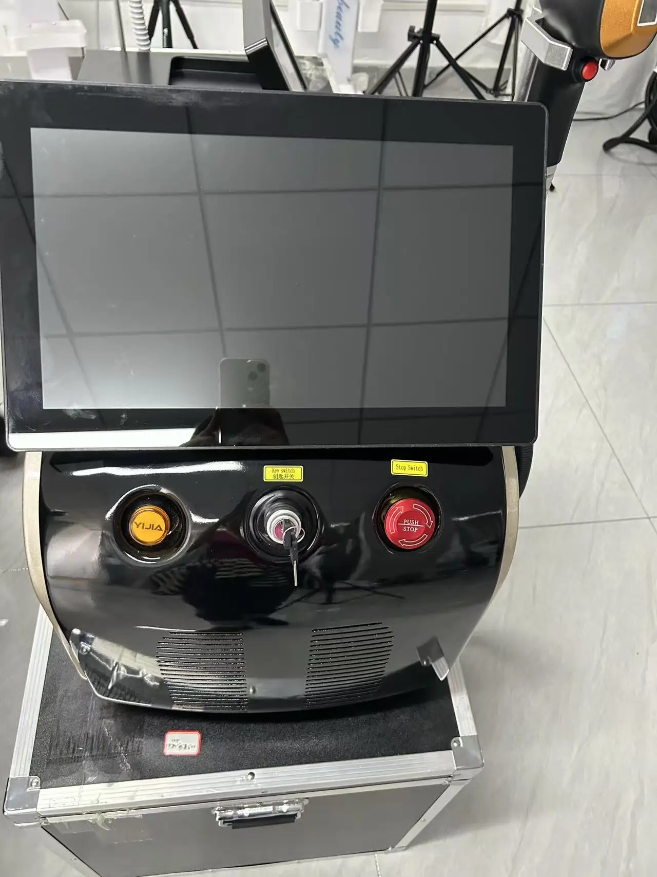 

Новейший портативный 755 нм 1064 нм 808 нм диодный лазер для удаления волос охлаждающая головка безболезненный лазерный эпилятор для удаления волос на лице и теле