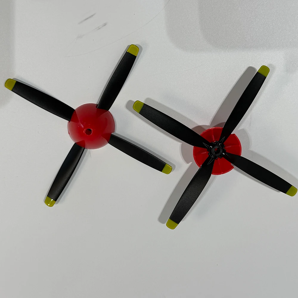 Das Zubehör für das Sayzon P51D Musting RC-Flugzeug (510 mm Spannweite) umfasst einen Propeller und ein rotes/gelbes Fahrwerk. – Detail 15