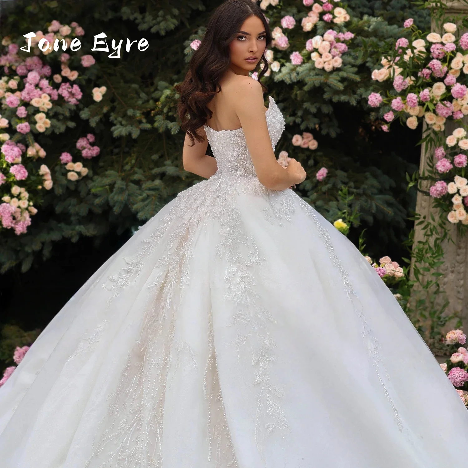 ジェーン・エア 絶妙なビーズ刺繍のボールガウン ウェディングドレス ロマンチックなスイートハート キラキラ輝くプリンセス ブライダルガウン カスタムメイドのウェディングドレス