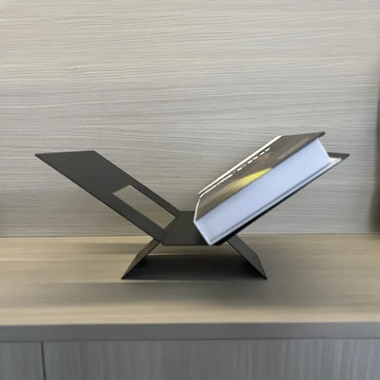 モダンなシンプルな金属製中空本棚、黒と白の装飾品、モデルルーム、ホテル、家庭用収納、雑誌、ソフトデコレーション、ジュエリー