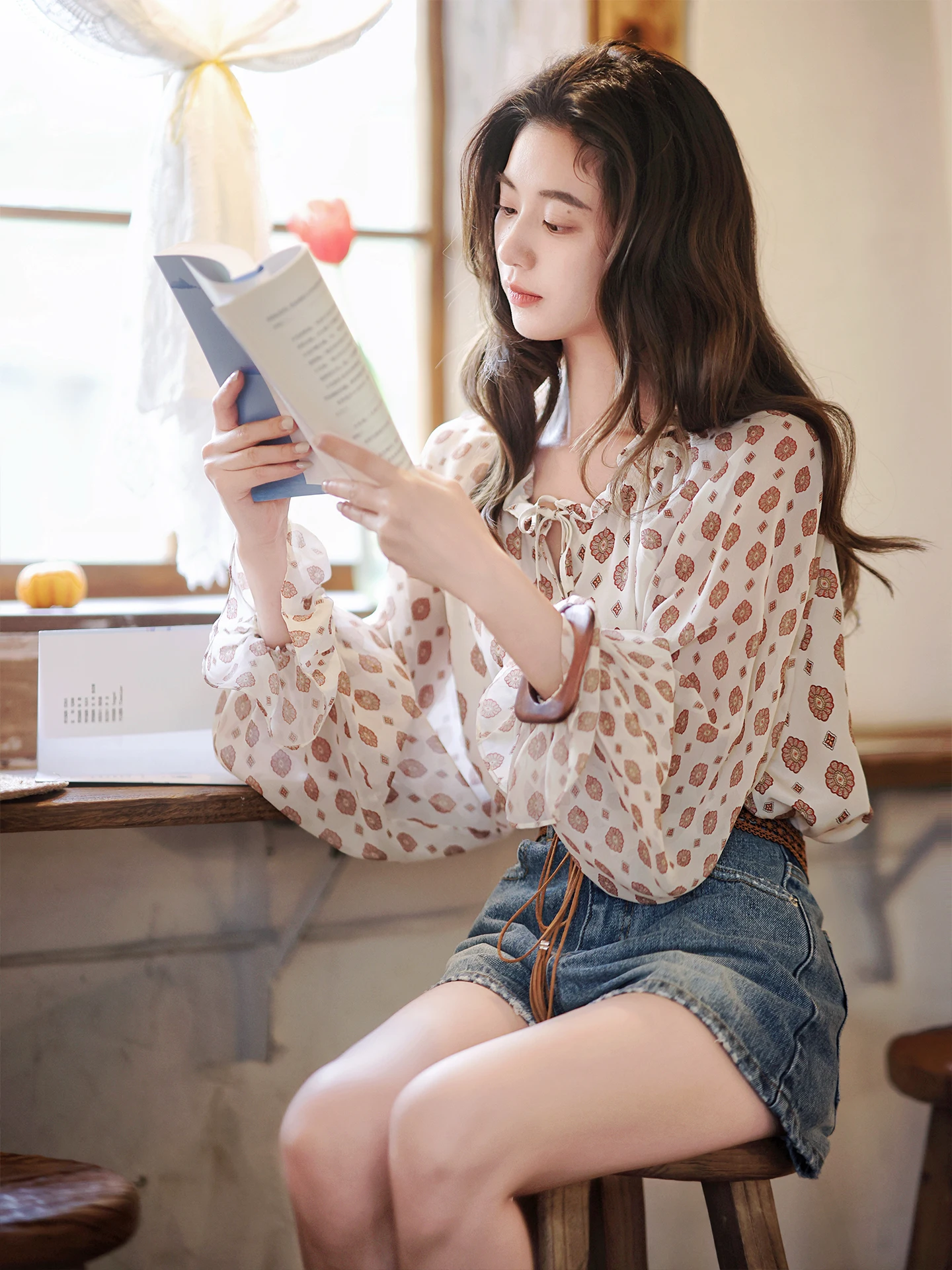 Zhaodaxi Gisele Silk Print Loose Shirt Drawstring Wooden  Collar Commute Style round Neck Long Sleeve Women's Blouse