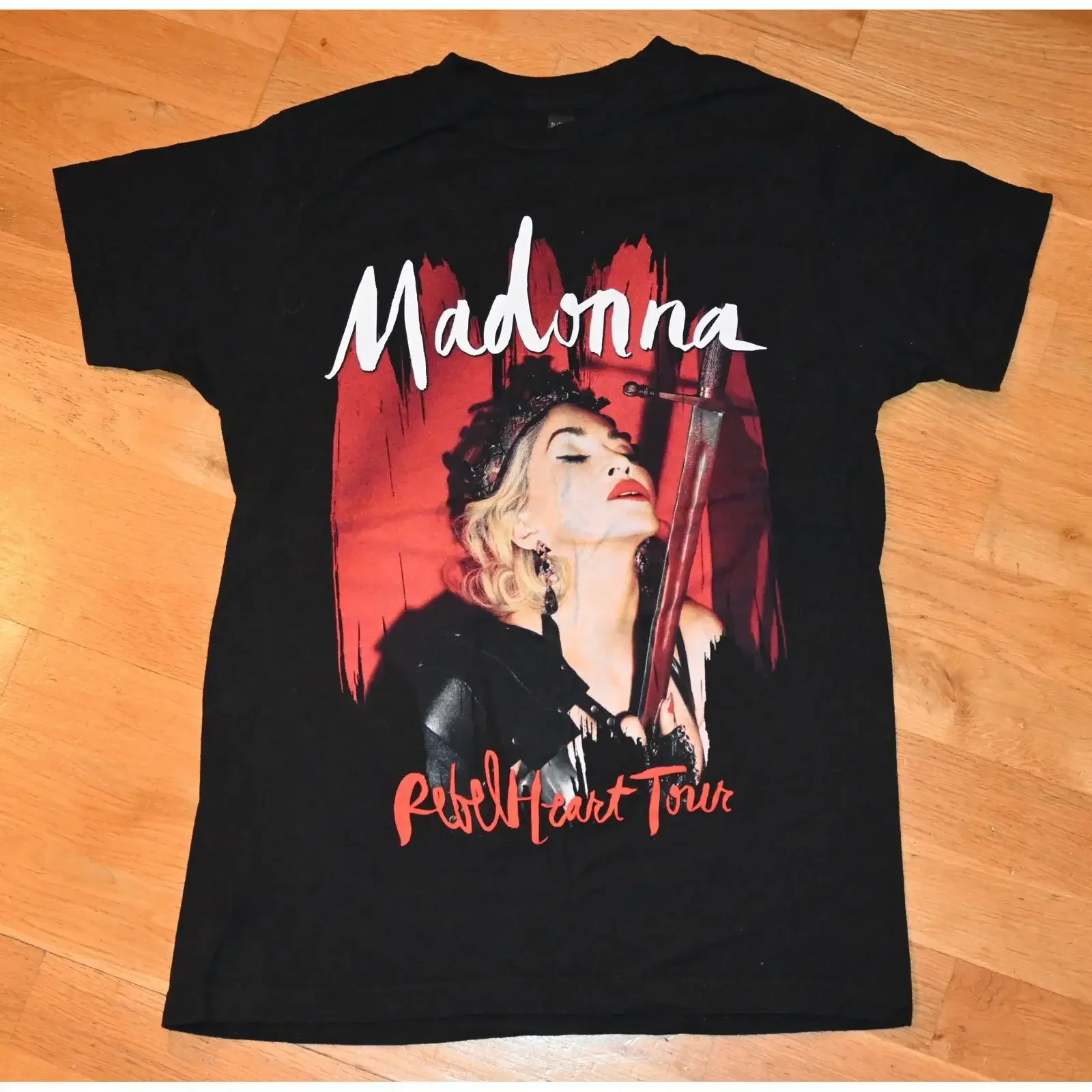 Camiseta Vintage Y2K Madonna 2015 Rebel Heart Tour Tamanho M Pop Rock Casual Lavada e Confortável
