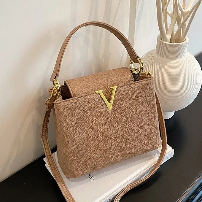 

Новая сумка-кроссбоди 2026 года с квадратным дизайном и заклепками, с верхней ручкой, большая вместительная сумка для работы и повседневного использования для женщин